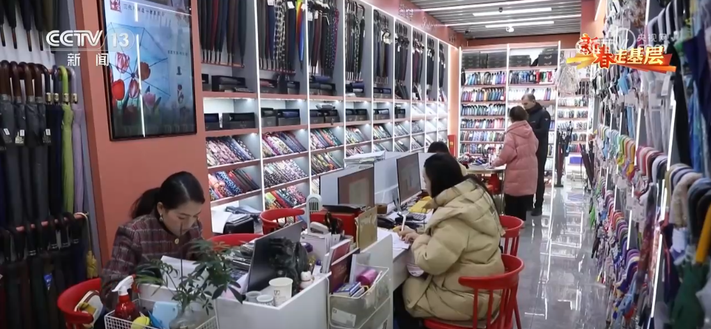 成拳”凝聚合力 “品牌出海”成为义乌热词mg不朽情缘平台网站新春走基层 “攥指(图1)