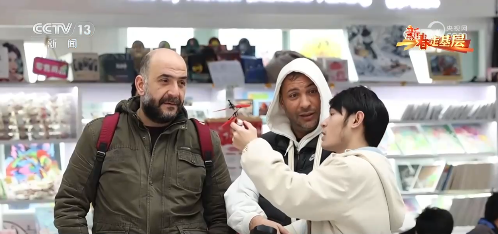 成拳”凝聚合力 “品牌出海”成为义乌热词mg不朽情缘平台网站新春走基层 “攥指(图4)